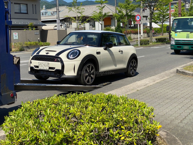 BMW MINI 入荷作業中の2021年LCIモデル実車に遭遇！ - メジャー